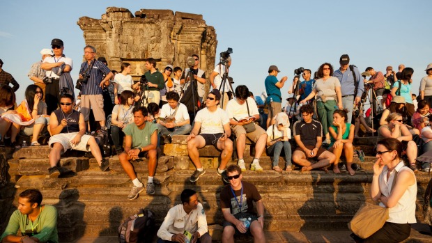 attraction-Phnom Bakheng Tourist Watch Sunset.jpg